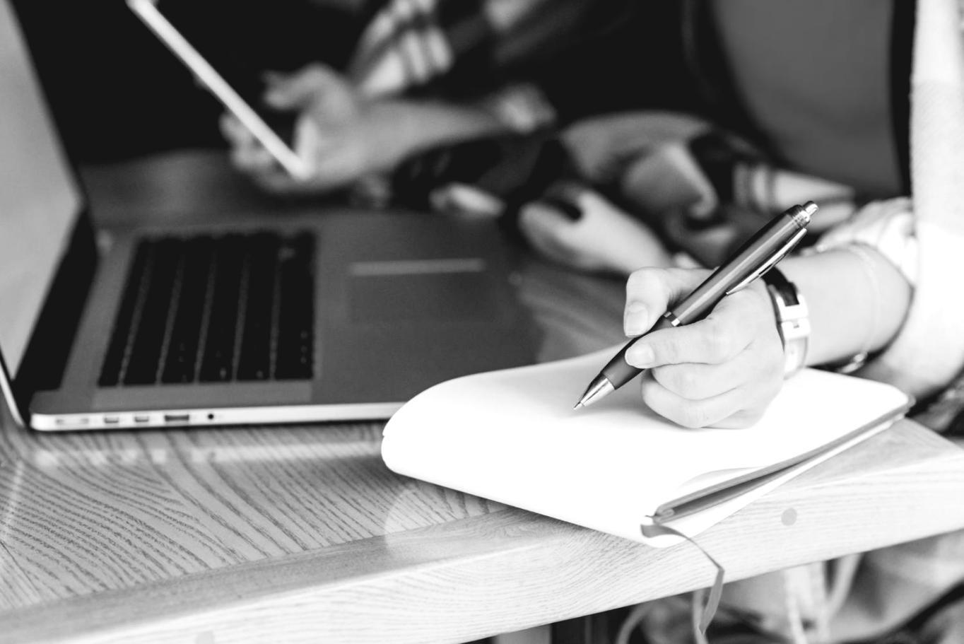 Gruppenarbeit an strategischen Business-Modellen